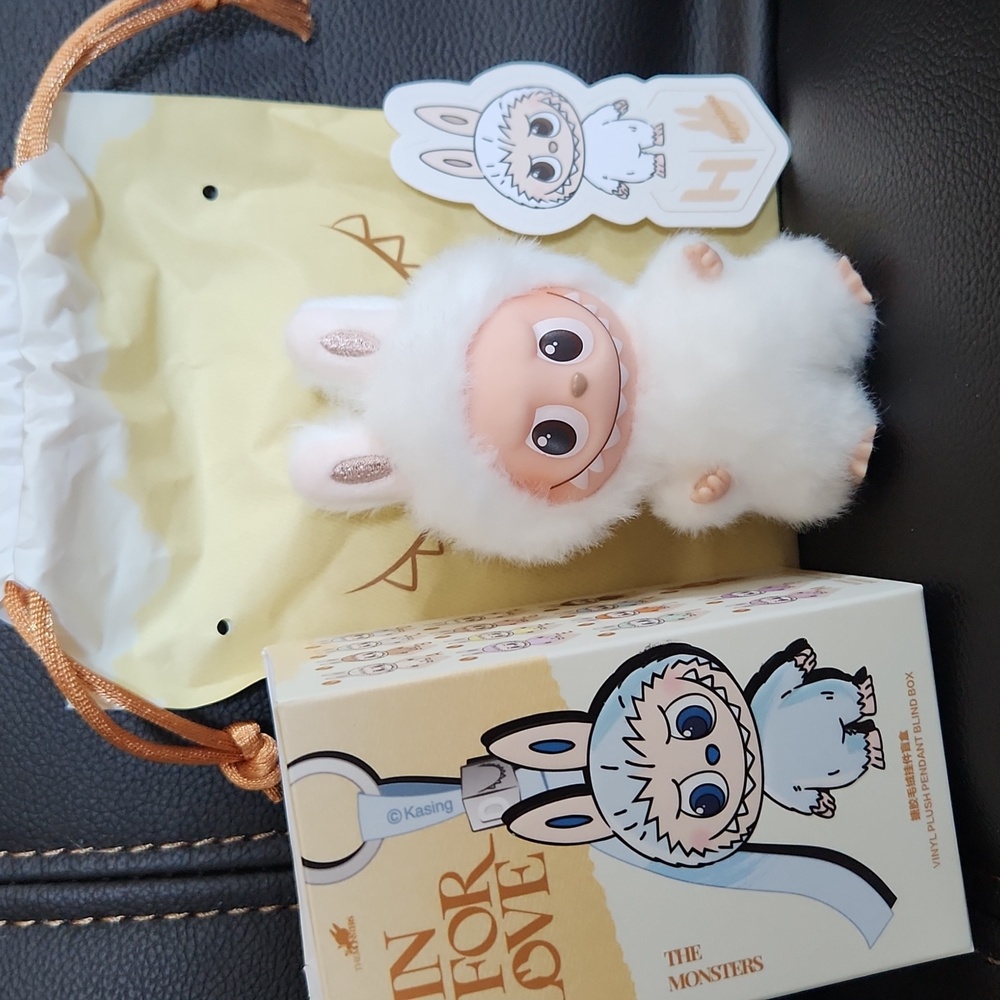 Labubu Letter "H" (White) PIN FOR LOVE THE MONSTERS SERIES - Picture 2 of 4